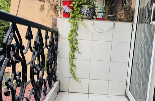 South Extension Apartment | BluO Modern Studio - Defence Colony Market