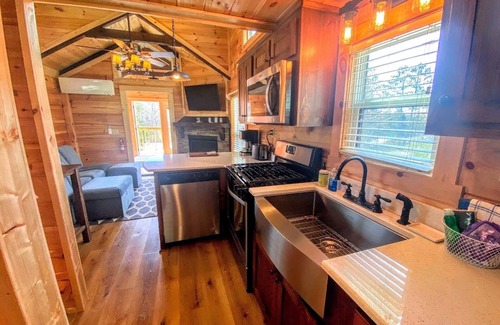 Twin Mountain Cabin | BMV2 Awesome "Tiny Home" A/C, Mountain Views, Minutes to Skiing, Hiking, Attractions, Dog Friendly!