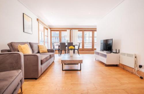 The City of London Apartment | BnBNova - 2BR Penthouse with Terrace - Heart of Holborn