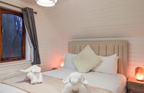 Almondbank Ski Chalet | Boann 5 - Hot Tub-Hunting Tower Lodges-Luxury-Families-Romantic