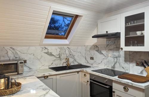 Almondbank Ski Chalet | Boann 5 - Hot Tub-Hunting Tower Lodges-Luxury-Families-Romantic