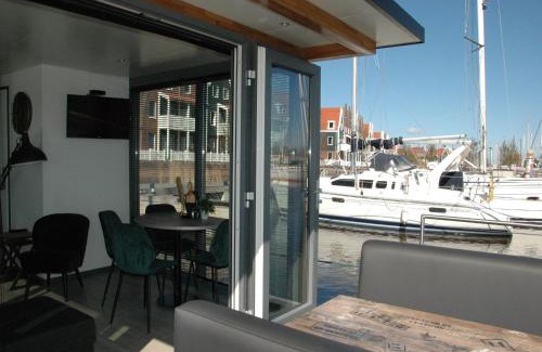 Volendam Boat Rental | Boat in Volendam near Marina Museum, cleaning included