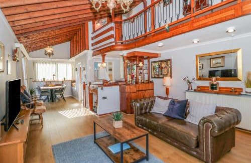 Deganwy House | Boathouse