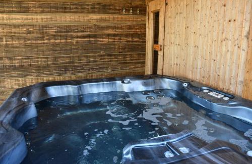 Portengen Villa | Bohemian Experience Wellness, Jacuzzi, Sauna, BBQ, Garden, Sleeps 14