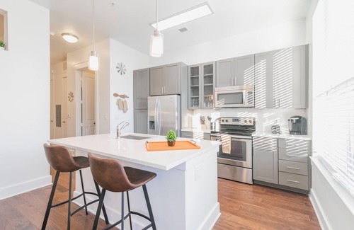 Barclay Downs Condo | BoHo Flat in Stylish SouthPark Charlotte~King Bed~Long Term Welcome