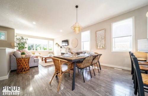 North Central Edmonton House | BoHo Vibes - Patio & BBQ - King Bed - Garage Parking