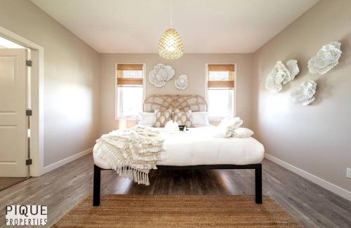 North Central Edmonton House | BoHo Vibes - Patio & BBQ - King Bed - Garage Parking