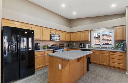 McCullough Hills House | Bold Blue Retreat 3Bd 3Bath Henderson with WiFi, AC