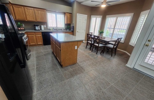 McCullough Hills House | Bold Blue Retreat 3Bd 3Bath Henderson with WiFi, AC