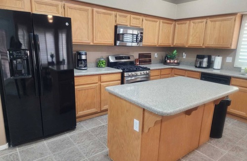 McCullough Hills House | Bold Blue Retreat 3Bd 3Bath Henderson with WiFi, AC
