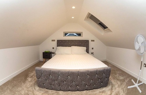 Bumble's Green House | Bonneville House, Private Jacuzzi Modern Interior