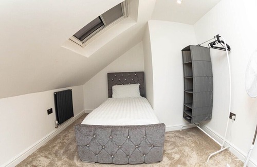 Bumble's Green House | Bonneville House, Private Jacuzzi Modern Interior