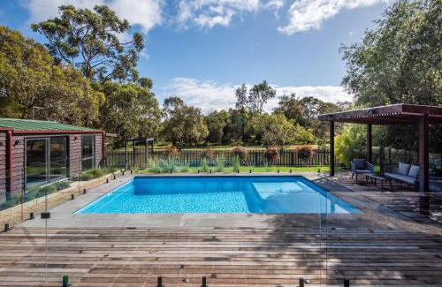 Somers House | Bonview Beach Boy with pool on the park