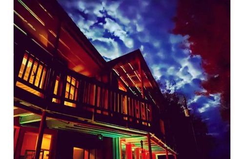 Afton House | Boogie Nights Manor on VA's Brew Ridge Trail nestled in the Blue Ridge Mountains