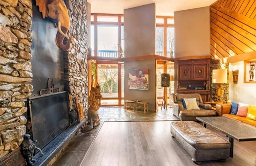 Afton House | Boogie Nights Manor on VA's Brew Ridge Trail nestled in the Blue Ridge Mountains