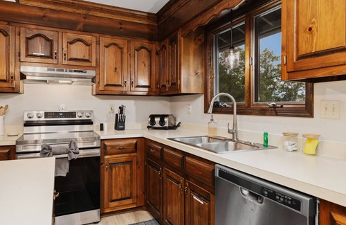 Roseland House | Book for Summer! Nelson 151, MTN views!