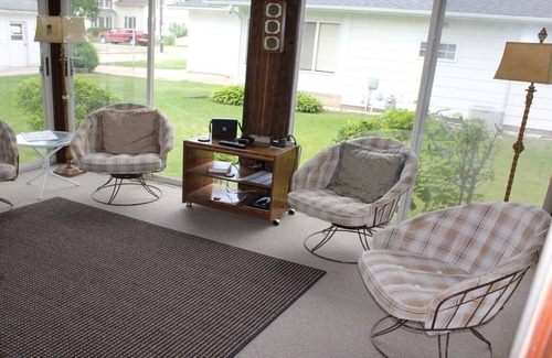 Guttenberg House | Book now for a peaceful river view vacation! Walking distance to downtown.