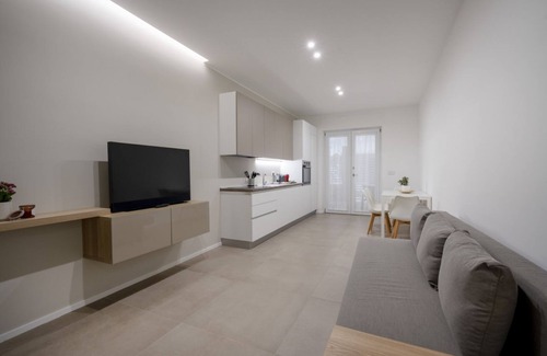 Municipio 2 Apartment | Borgo Felice 5 (Cozy Apartment with Balcony)
