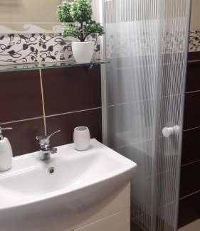 Tiszaug Apartment | Borostyán Vendégház