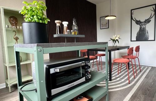 Mittelmeiderich Apartment | BOSTEL 2- Modernes Studio in Duisburg Meiderich, 4,7 km Hbf, U-Bahn 250m, Flughafen Düsseldorf 28 km, Landschaftspark 2,9 km, 5 Gehminuten von Herzklinik entfernt