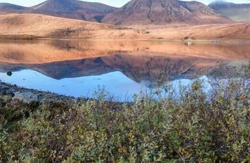 Bornesketaig Cottage | BOTHAN AONGHAIS, character holiday cottage, with open fire in Uig