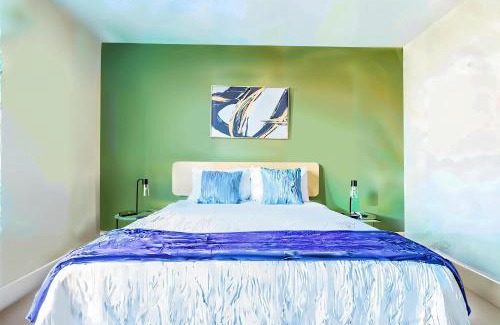 Riverside Apartment | Boulevard Stays Prime Spot Cozy Bed Pool Free Parking