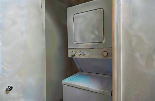Riverside Apartment | Boulevard Stays Prime Spot Cozy Bed Pool Free Parking