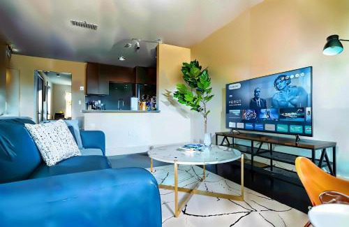 Riverside Apartment | Boulevard Stays Prime Spot Cozy Bed Pool Free Parking