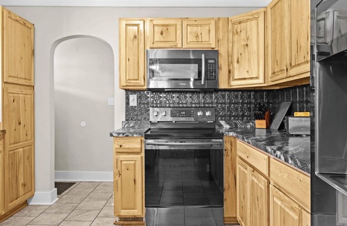 Waddy House | Bourbon Trail Getaway | Jacuzzi Tub & Scenic Views