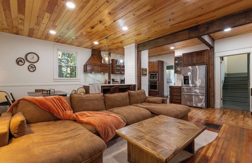Shelbyville House | Bourbon Trail Retreat . Sleeps 10 + Hot Tub. In the Heart of the Bourbon Trail
