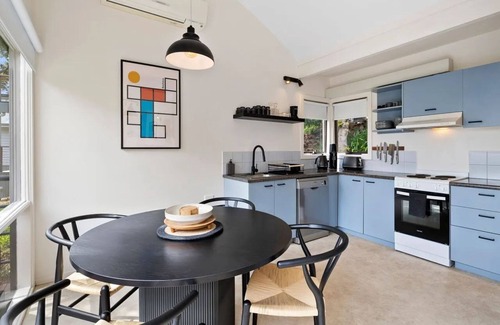 Lorne House | Boxy's Beach House: Perfect Location - Sea ViewsPeace & Quiet - Walk Anywhere