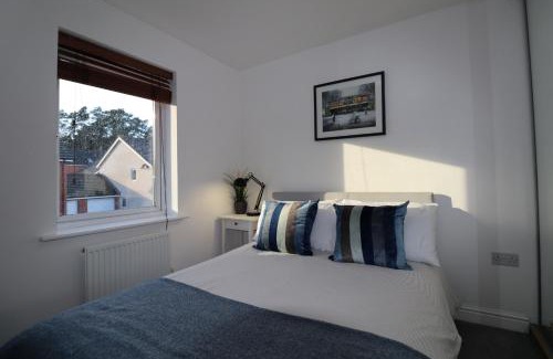 Bracknell House | Bracknell Contemporary Stylish 3 bedroom in
