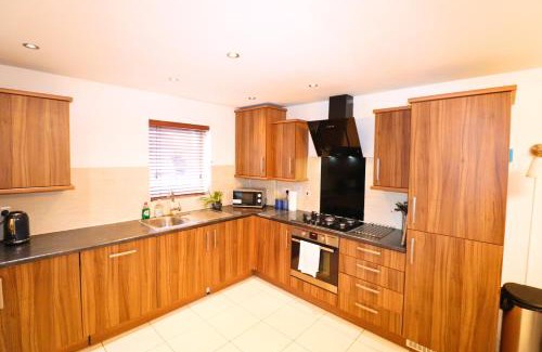 Bracknell House | Bracknell Contemporary Stylish 3 bedroom in