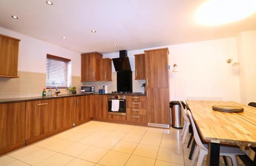 Bracknell House | Bracknell Contemporary Stylish 3 bedroom in
