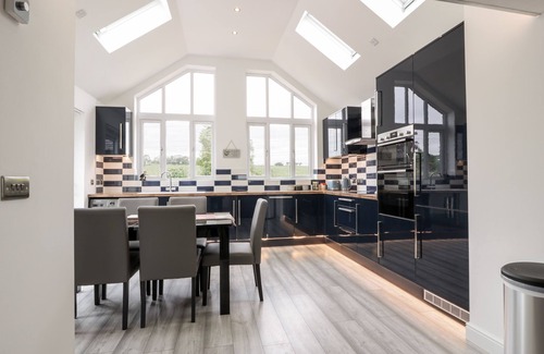 Banknock Cottage | BRAEFACE COTTAGE, pet friendly, with open fire in Bonnybridge