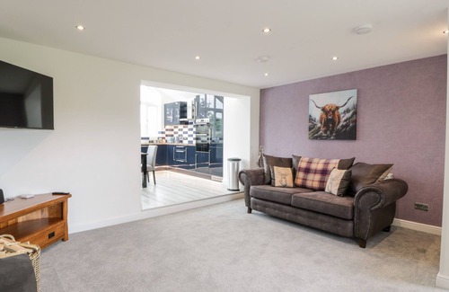 Banknock Cottage | BRAEFACE COTTAGE, pet friendly, with open fire in Bonnybridge