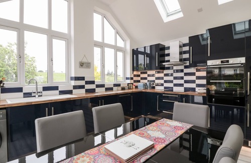 Banknock Cottage | BRAEFACE COTTAGE, pet friendly, with open fire in Bonnybridge