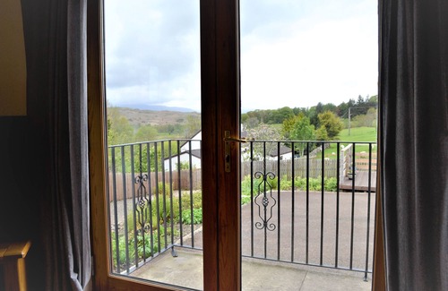 Saint John's Town of Dalry Cottage | Bramble Cottage - a house that sleeps 6 guests in 3 bedrooms