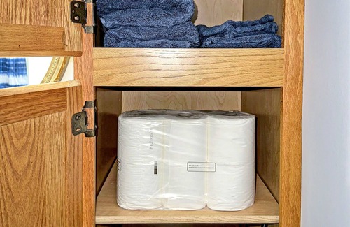 East Haven  Rutland County Apartment | BRAND NEW 20 min to Killington! Indoor garage, furnished, renovated, fast Wifi!