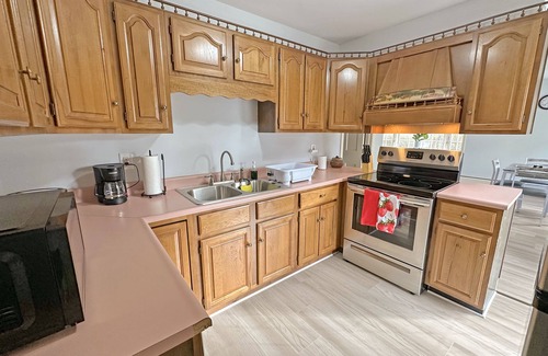 East Haven  Rutland County Apartment | BRAND NEW 20 min to Killington! Indoor garage, furnished, renovated, fast Wifi!