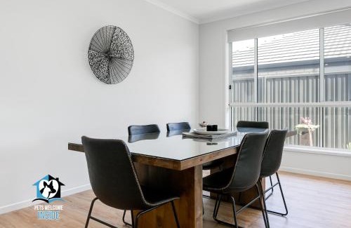 Encounter Bay House | Brand New 3BR So Close to Sea and Lake