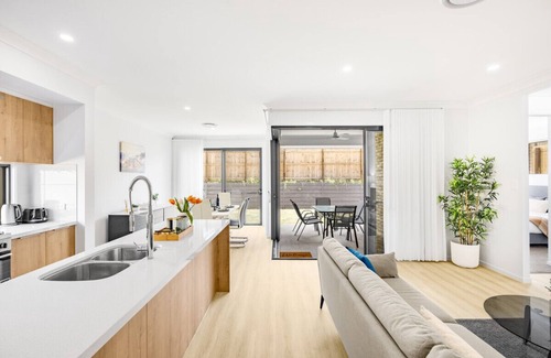 Greenbank House | Brand New 4Bs Home near Shops & Park @ Greenbank