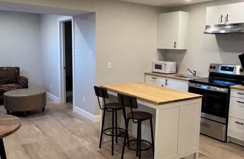 Ottawa Division Apartment | Brand new apartment on leafy residential street. Fully equipped, on bus routes.