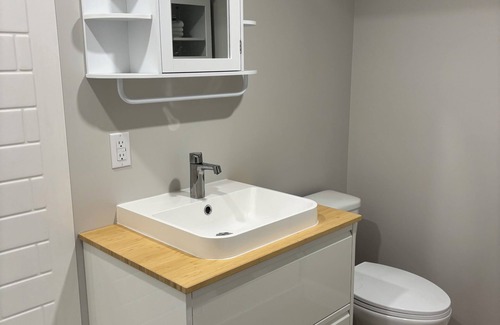 Ottawa Division Apartment | Brand new apartment on leafy residential street. Fully equipped, on bus routes.