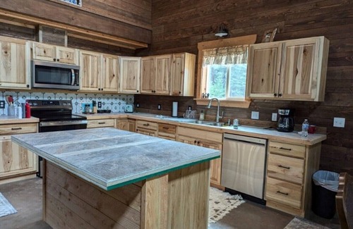 Lincoln Cabin | Brand new cabin in the woods, 5 minutes from Lincoln and the Blackfoot River.