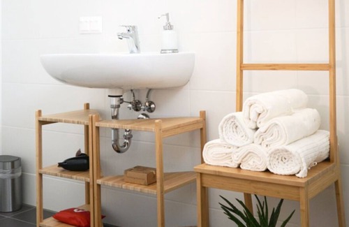 Jakomini Apartment | Brand New Central Industrial Style Flat + Netflix!