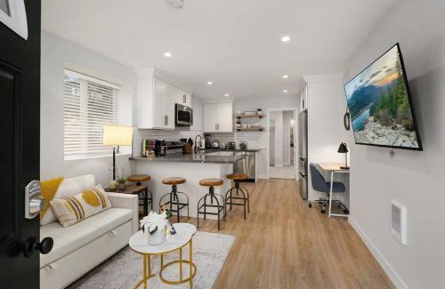 Picnic Point-North Lynnwood Apartment | Brand New Designer's Modern 1BR Home 1min to I-5