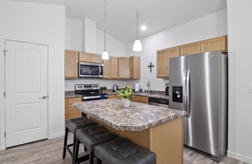 Montrose House | Brand New Duplex Close to Water Park, Downtown & Airport- Pet Friendly.