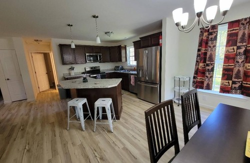 Luray Cabin | Brand new! Husky Hideaway with hot tub!