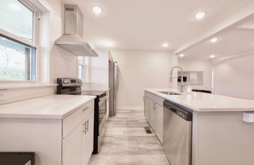 Hendersonville House | BRAND NEW LISTING - Northside Cottage
